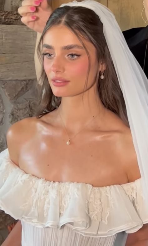 Sleek Wedding Makeup, Natural Glowing Wedding Makeup, Natural Bridal Hair And Makeup, Simple Clean Bridal Makeup, Pink Makeup Looks Bridal, Minimalist Makeup Wedding, Natural Bridal Makeup Round Face, Simple Glowy Bridal Makeup, Wedding Clean Makeup