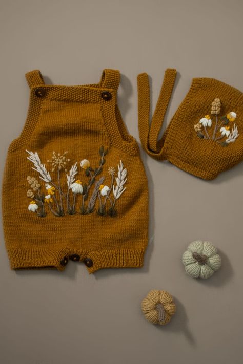 Floral Knitting Pattern, Embroider Baby Clothes, Baby Clothes Knitting Patterns, Crochet Baby Stuff, Embroidery On Knit, Embroidered Knitwear, Embroidery Baby Clothes, Baby Romper Crochet, Baby Clothes Crochet