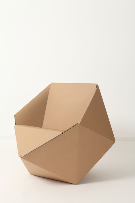 cadeira Diamond, de Lia Tzimpili Cardboard Furniture Design, Origami Furniture, Diy Chairs, Cardboard Chair, Cardboard Furniture Diy, Diy Furniture Cheap, Cardboard Design, Paper Furniture, Cardboard Sculpture