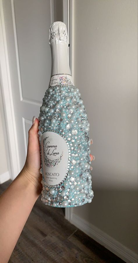 Bejeweled Wine Bottles, Sparkly Wine Bottles, Bedazzle Wine Bottle, Glam Liquor Bottles, Beddazled Bottles, Glitter Bottles Diy Alcohol, Quinceanera Bottles Ideas, Blinged Out Champagne Bottle, Jeweled Champagne Bottle