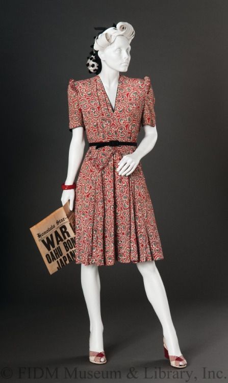 “There Will Always be an England”1941The FIDM Museum Vintage Clothes 1940s, 40s Mode, Vintage Outfits Classy, Fashion 1940s, Vintage Fashion 1950s, 20th Century Fashion, 40s Fashion, Retro Mode, 1940s Dresses