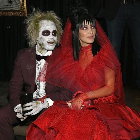 Celebrity Couple Costumes, Beetlejuice Halloween Costume, Lydia Beetlejuice, Beetlejuice Costume, Cheveux Oranges, Halloween Parejas, Best Celebrity Halloween Costumes, Annual Halloween Party, Glamour Party