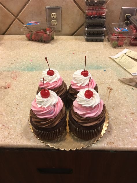 Jumbo Cupcake Decorating Ideas, Jumbo Cupcake Ideas, Huge Cupcake, Jumbo Cupcakes, Jumbo Cupcake, Big Cupcake, Rose Cupcakes, Cupcake Designs, Dessert Cupcakes