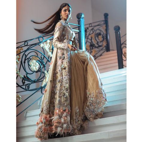 Pakistani Dresses Party, Pakistani Bridal Hairstyles, Pakistani Women Dresses, Pakistani Formal Dresses, Pakistani Couture, Pakistani Wedding Outfits, Iranian Women Fashion, Ancient Persian, Bridal Dresses Lace