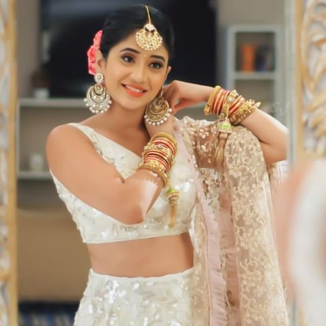 Naira Outfits In Yrkkh, Yrkkh Outfits Naira, Naira Outfits, Naira Dresses, Kaira Pics, Sangeet Look, Naira Yrkkh, Shivangi Joshi Instagram, Indian Bride Makeup