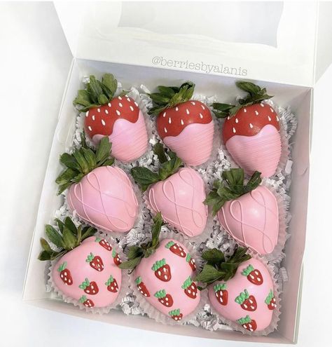 Valentine Chocolate Covered Strawberries, Chocolate Covered Desserts, Strawberry Box, Chocolate Covered Strawberry Recipe, Chocolate Covered Strawberries Bouquet, Strawberry Shortcake Birthday, Strawberry Shortcake Party, Strawberry Gifts, Chocolate Covered Fruit