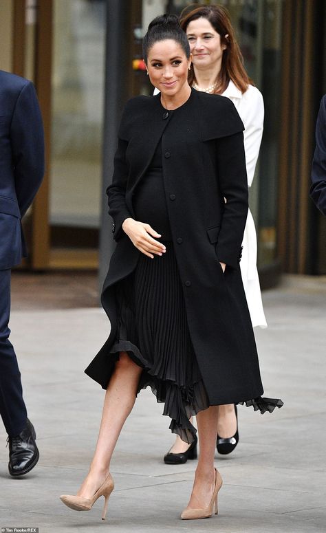 Estilo Meghan Markle, Meghan Markle Outfits, Princess Meghan, Prins Harry, Prince Harry And Megan, Prinz Harry, Meghan Markle Style, Principe Harry, Elisabeth Ii