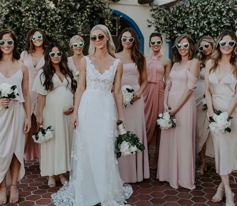 Bridal party photo idea - bride & bridesmaids with sunglasses Wedding Group Poses, Bridal Party Sunglasses, Bridesmaid Photoshoot, Diy Wedding Planning, Wise Girl, Bridesmaid Gowns, Bridesmaids Photos, Bridal Party Photos, Destiny's Child