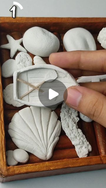 Art With Wall Putty, Wallputty Art, Wall Putty Crafts Diy, Plaster Crafts Diy, Wall Putty Art, Putty Art, Photo Frame Crafts, Plaster Crafts, Plaster Wall Art