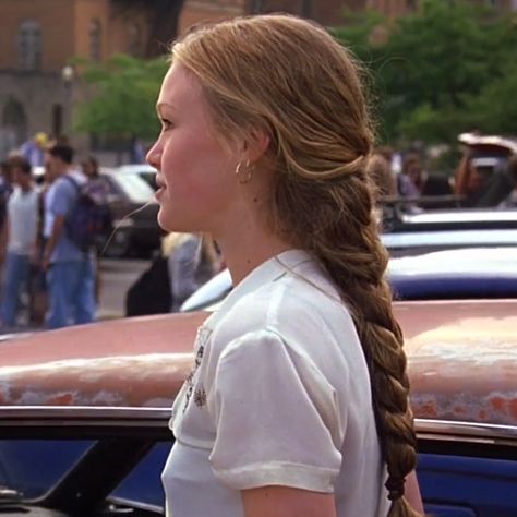 Kat Stratford Prom, Kat Stratford Hair, Hair Inspiration Aesthetic, Kat Stratford, French Plait, Julia Stiles, Shave My Head, Inspiration Aesthetic, Peinados Fáciles Para Cabello Corto