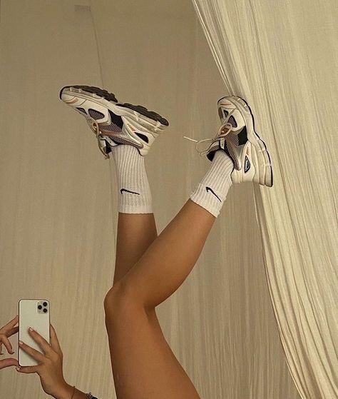 Shotting Photo, Fitness Photography, Aesthetic Shoes, Golden Girl, Beige Aesthetic, Mode Inspo, 가을 패션, Nike Sneakers, Insta Inspo