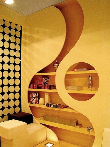 cut-out décor 70s Interior Design, 70s Interior, Retro Interior Design, 70s Home, 70s Home Decor, Interior Vintage, Vintage Interior Design, Deco Retro, Retro Interior