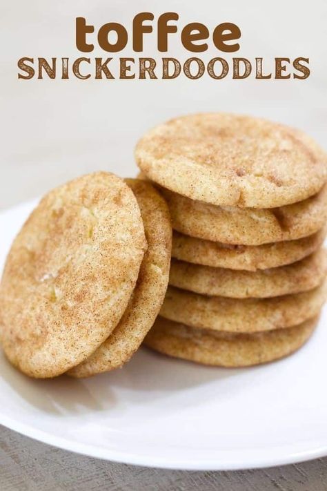 Toffee Snickerdoodle Cookies Recipe (Starbucks Copycat) a classic soft chewy cookie studded with Heath toffee bits rolled in cinnamon sugar. #snickerdoodle #toffeedoodle #copaycat #starbucks Snickerdoodle Cookies Recipe, Snickerdoodle Cookies Easy, Snickerdoodle Recipe, Snickerdoodle Cookies, Cookie Videos, Snickerdoodle Cookie Recipes, Buttery Cookies, Snickerdoodles, Chewy Cookie