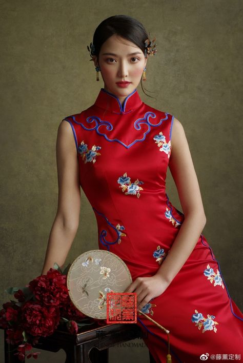 Fashion Editorial Poses, Editorial Poses, Chinese New Year Outfit, Chinese Gown, Beijing City, Traditional Chinese Clothing, Vietnam Dress, Chinese Traditional Dress, Modern Costumes