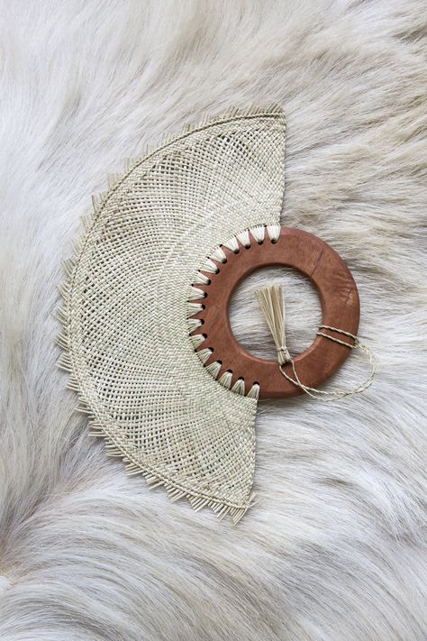 Diy Hand Fan, Handfan Ideas, Hand Fan Design, Hand Fans Diy, Handmade Fan, Fan Holder, Palm Fan, Fan Diy, Winter Market