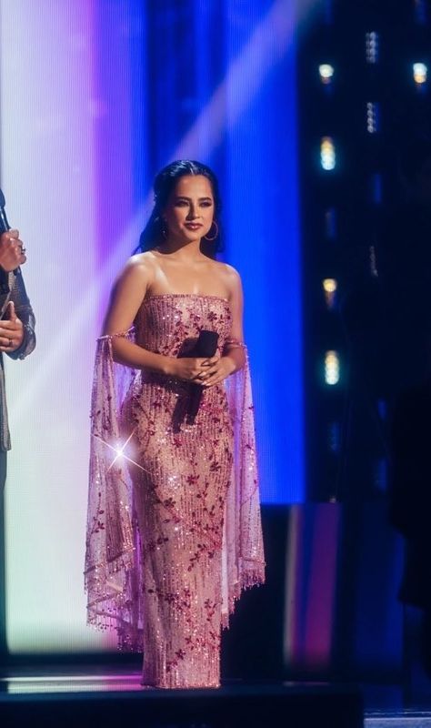 Latin Grammys Dresses, Becky G Red Carpet, Prom Dresses Midsize, Grammy Dresses Ideas, Grammy Outfits Ideas, Becky G Dress, Midsize Prom Dress, Homecoming Dresses Floral, Grammys Outfits