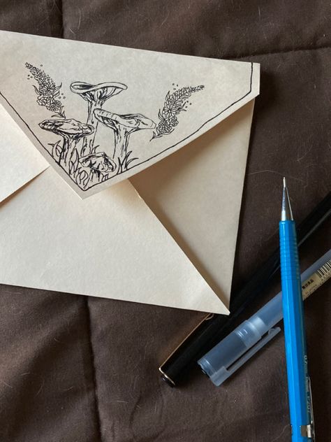 Envelope Art Flowers, Drawing On Envelopes Ideas, Writing Letters Ideas Design, Hand Written Letters Aesthetic Vintage, Pretty Letter Ideas, Pretty Letters Aesthetic, Decorative Letters Drawing, Letter Astethic, Penpal Ideas Letters Inspiration