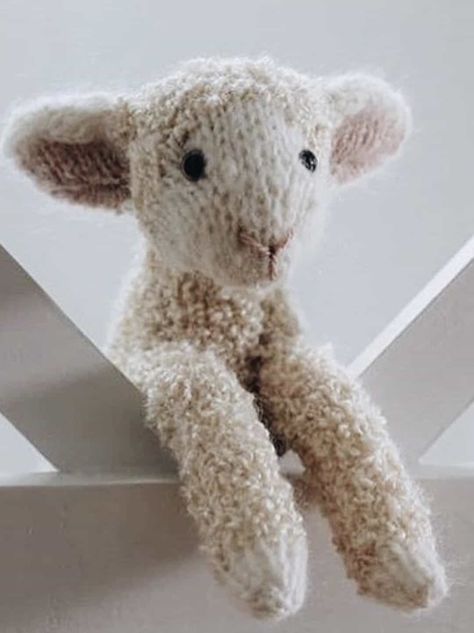 Free knitting patterns we love - From Britain with Love Knitting Animals, Claire Garland, Tutorial Knitting, Easy Knitting Projects, Animal Knitting Patterns, Knitting Patterns Toys, Chunky Blanket, Free Knitting Patterns, Knitted Animals