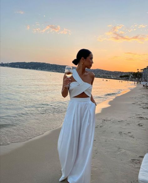 White Beach Outfit, Bali Outfit, Dubai Outfits, Greece Outfit, Sunset Dinner, Summer Night Outfit, Vacation Outfits Women, Outfit Dinner, Beach Party Outfits