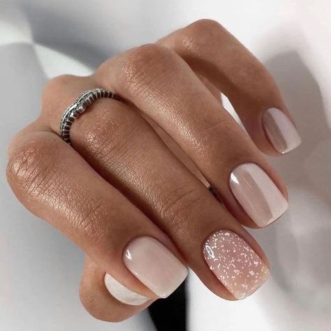 These are the best elegant and classy wedding nail designs that're perfect for brides! Natural Fake Nails, Short Fake Nails, Graduation Nails, Blush Nails, Thanksgiving Nails, Summer Nails Colors, Stick On Nails, Floral Nails, Nude Nails