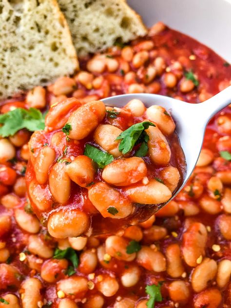 Arrabbiata Beans (Spicy Italian Beans) are based on the classic Italian pasta recipe. A spicy tomato sauce filled with garlic and crushed red pepper flakes with white beans. Vegan and gluten free pantry recipe. #beanrecipes #spicyItalian #Italianbeans Spicy Beans Recipe, Italian Pasta Recipe, Dry Beans Recipe, Pantry Recipe, Italian Beans, Classic Italian Pasta, Veg Meals, Free Pantry, Protein Packed Meals