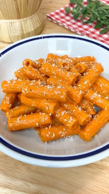 Angelo Coassin on Instagram: "PASTA DEL PECOTE 🍅 This is one of my favourite pasta recipes ever and it was one of the dishes my dad always made for us when I was a kid. It is named after a dear friend of my dad, and it literally takes 5 mins to make! 😋 You can substitute Parmigiano cheese with Pecorino for a stronger taste and tomato paste with 50g of tomato passata instead! 😋 You find the written recipe and list of ingredients on the link on my page! 🥰❤️🇮🇹 #pasta #italian #italianfood #fo Dry Oregano, Favorite Pasta Recipes, Food Aesthetics, Tastemade Recipes, Healthy Food Motivation, Sweet Snacks Recipes, Healthy Sweets Recipes, Cheese Pasta, Food Recepie