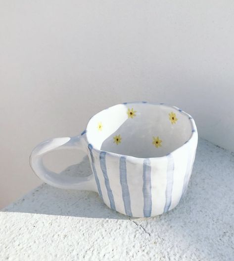 Mug Pottery Painting Ideas Aesthetic, Ceramic Mug Design Ideas, Mug Ceramic Painting, Painting Pottery Ideas Mugs, Diy Mug Painting, Pottery Painting Designs Mugs, Easy Ceramic Painting, Painted Mugs Ceramic, Ceramic Painting Mug