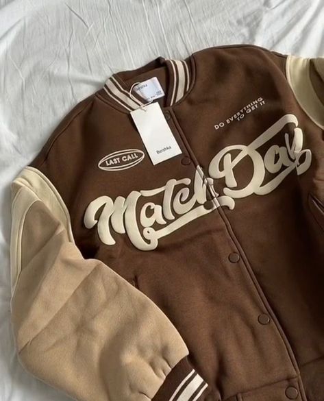 Brown Varsity Jacket, Varsity Jacket Outfit, Vibe Clothes, Swaggy Outfits, 가을 패션, 로고 디자인, Mode Vintage, Dream Clothes, Teen Fashion Outfits