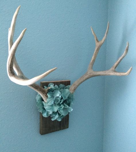 Covered skull of deer antlers with flowers and hung on reclaimed wood. Deer Antlers With Flowers, Antlers With Flowers, Deer With Flowers, Decorating With Antlers, Flowers Bedroom, Deer Skull Art, Antler Projects, Antler Ideas, Antler Mount