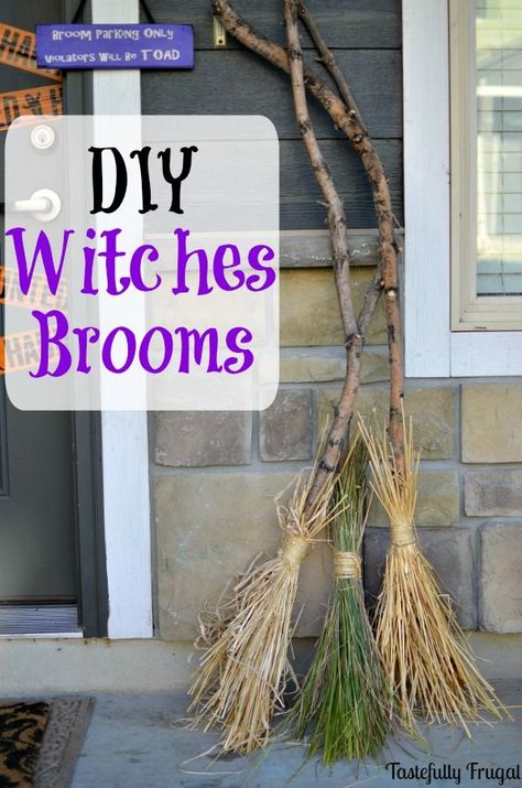 DIY Witches Brooms: Make this fun Halloween decoration for FREE with things lying around the yard! Diy Witches, Witches Brooms, Diy Halloween Dekoration, Uhyggelig Halloween, Hocus Pocus Party, Dekorasi Halloween, Diy Daybed, Halloween Decor Diy, Photo Halloween