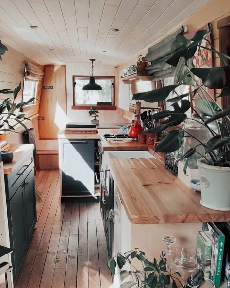 Peace Frog: Life on a 55 ft. Narrowboat on the London Canals Narrowboat Kitchen, Canal Boat Interior, Narrowboat Interiors, Boat Interior Design, Peace Frog, Boat House Interior, Houseboat Living, Tiny House Talk, Frog Life