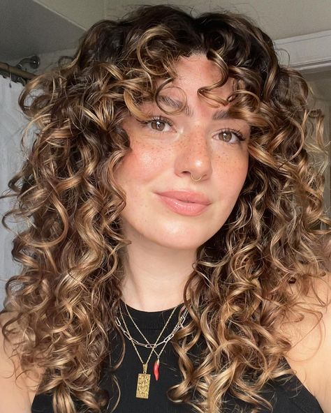 Summer Highlights Curly Hair, Curly Hair Bangs Glasses, Curly Hair Shag Haircut, Money Piece Curly Hair, Curly Hair Color Ideas, Curly Hair Color, Spring Hair Color Trends, Curly Cuts, Natural Curly Hair Cuts