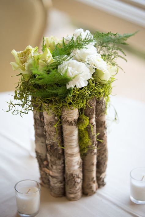 Carnation Centerpieces, Deco Nature, Rustic Wedding Centerpieces, Spring Table, Flowers White, Deco Floral, Woodland Wedding, Table Arrangements, Baby Shower Woodland