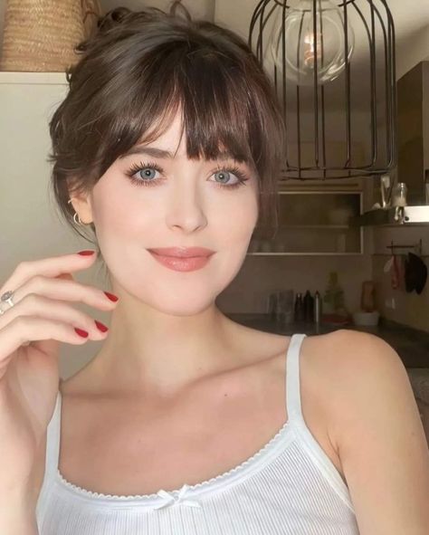 Dakota Johnson Bangs, Dakota Johnson Hair, Brown Hair Inspiration, Bangs With Medium Hair, Long Hair With Bangs, Hair Stylist Life, Hair Envy, Dakota Johnson, Hair Today