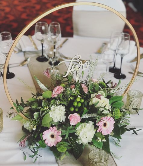 Gold Ring Centerpiece Wedding, Flower Hoop Centerpiece, Hoop Table Centerpiece, Hoop Centrepiece, Hoop Centerpiece Wedding, Hoop Centerpieces, Christmas Floral Arrangements Diy, Hoop Centerpiece, Wedding Hoop