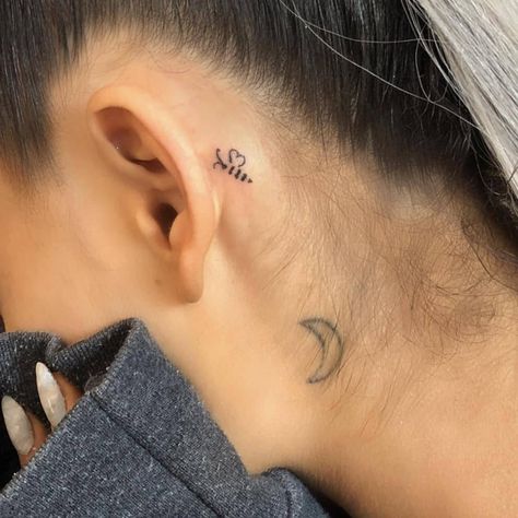 A bee, the symbol of Manchester, sitting behind Ariana Grande's left ear, just above her moon tattoo. Ariana Grande Butterfly Tattoo, Ariana Grande Butterfly, Ariana Grande Tattoo, Butterfly Tattoo Meaning, Lil Jon, Small Tattoos Simple, E Tattoo, Bee Tattoo, Dainty Tattoos