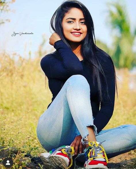 Poses In Jeans, Nisha Guragain, Jeans For Girls, Teen Girl Dresses, Sitting Poses, Smile Girl, Photography Poses Women, Juno, Image Hd