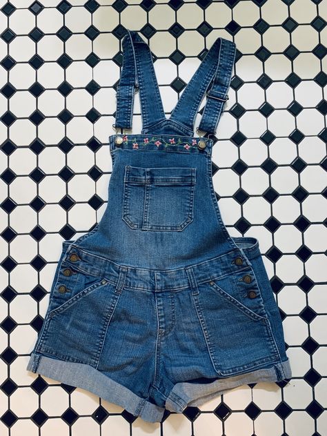 Embroider Overalls, Overalls Embroidery Ideas, Embroidered Overalls Diy, Embroidery Overalls, Embroidering Clothes, Overalls Diy, Overall Embroidery, Overalls Embroidered, Flower Overalls