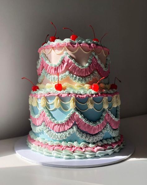 Dolce on Twitter: "Cake by bakesby.olivia https://t.co/EjmhFmYVSD" / Twitter Candies Aesthetic, Olivia Instagram, Unique Wedding Cake Toppers, Summer Wedding Cake, Golden Hour Lighting, Elaborate Cakes, Unique Wedding Cake, Fake Cakes, Special Event Cakes