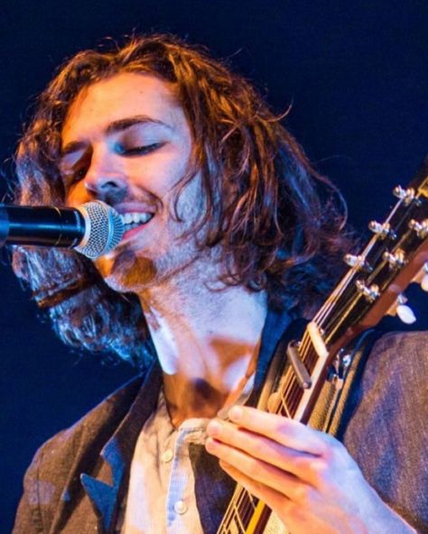 Those fingers, those teeth, those lips, that neck, that hair😍 . . . #hozier #andrewhozierbyrne Hozier Short Hair, Shoet Hair, Life Crisis, Bad Songs, Medium Brown Hair, Hozier, Irish Men, Guy Names, I Icon