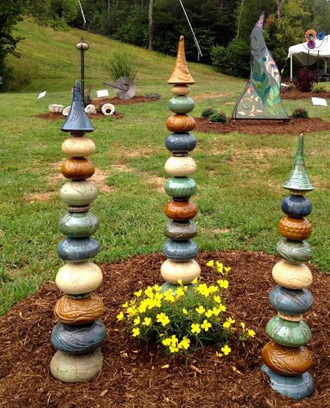 Hantverk Diy, Garden Totem, Garden Totems, Upcycle Garden, Glass Garden Art, Garden Pottery, Garden Art Sculptures, Glass Garden, Garden Art Diy