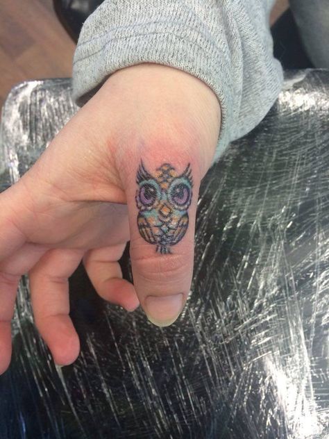 Owl Finger Tattoo, Baby Owl Tattoos, Thumb Tattoo, Tattoo Pieces, Thumb Tattoos, Favorite Tattoos, Wrap Tattoo, Ink Therapy, Colorful Owls