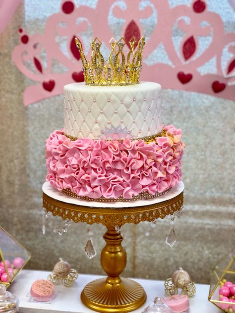 Princess Themed Cake, Royal Baby Shower Theme, Princess Baby Shower Cake, Baby Shower Party Planning, Baby Shower Princess Theme, Girl Shower Themes, Princesa Real, Royal Baby Showers, Princess Birthday Cake