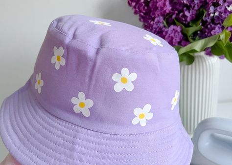 Cricut Bucket Hat Ideas, Bucket Hat Sublimation, Bucket Hat Painting Diy, Customized Bucket Hat, Vinyl Bucket Hat, Cricut Hat Projects, Bucket Hat Decorating Ideas, Bucket Hat Custom, Funky Hats Diy