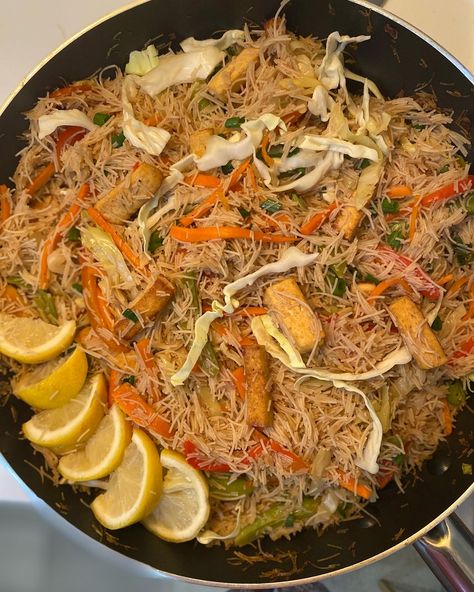 Vegetarian Pancit, Vegetarian Butter Chicken, Pancit Bihon, Pancit Recipe, Vegetarian Oyster Sauce, Noodle Dish, Rice Vermicelli, Crispy Tofu, Fried Tofu