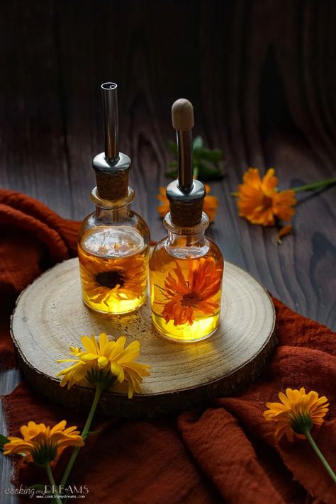 Tips to learn how to grow Calendula flowers in a pot or in your garden and the best way to dry them. Fill a jar with your homemade dried Calendula flowers and use them for infused tea or flavored olive oil full of health benefits. Dried Calendula, Flowers In A Pot, Infused Tea, Calendula Tea, Edible Flowers Recipes, Calendula Flowers, Flavored Olive Oil, Flowers To Make, Calendula Flower