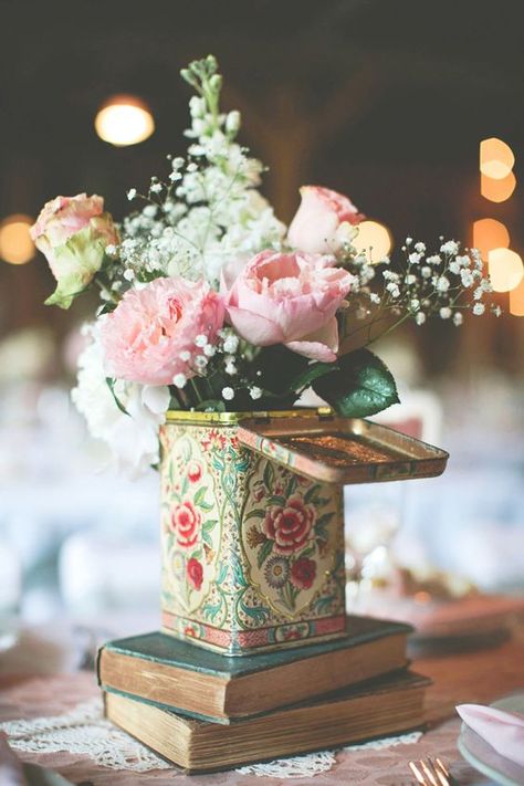 Book Wedding Centerpieces, Vintage Wedding Centerpieces, Elegant Wedding Centerpiece, Vintage Centerpieces, Interior Boho, Tafel Decor, Tea Party Bridal, Tea Party Wedding, Vintage Tea Party