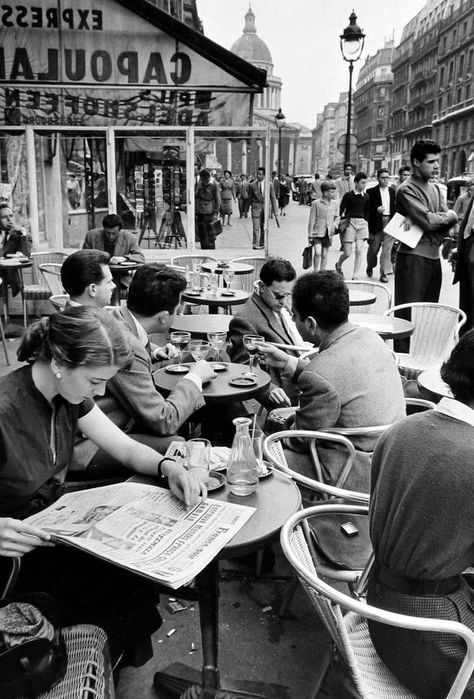 “ Inge Morath-Etudiants, Boulevard Saint Michel,Paris, 1969. ” Inge Morath, People Reading, Cafe Society, Old Paris, Outdoor Cafe, Black And White Photograph, Paris Aesthetic, Paris Cafe, Paris Photo