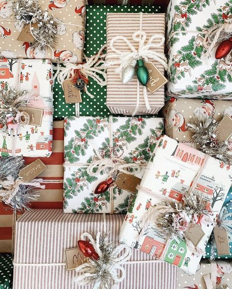 Classic Christmas Wrapping, Christmas Present Wrap, Pretty Gift Wrapping Ideas, Xmas Gift Wrap, Gift Wrapping Inspiration, Holiday Wrap, Mission Accomplished, Creative Gift Wrapping, Wrapping Paper Christmas