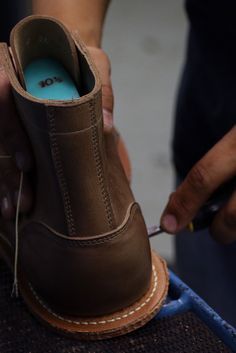 Making the Oak Street Bootmakers Trench Boot #shoes #video How To Make Boots, Handmade Shoes Pattern, Shoes Video, Sandal Kulit, Desert Shoes, Shoe Cobbler, Make Your Own Shoes, Boots Diy, Shoe Technology